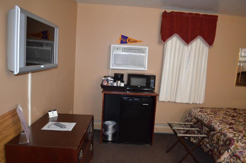 Queen Room with Two Queen Beds interior